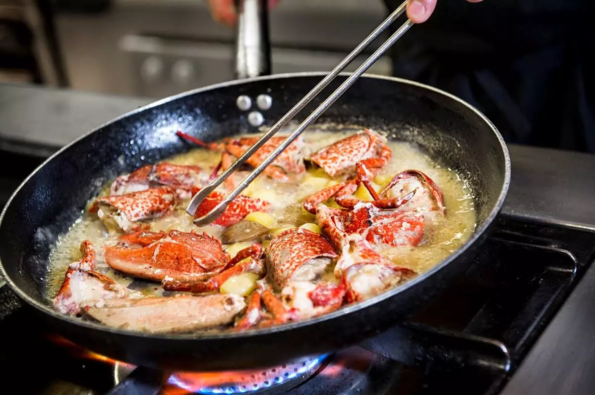 Udang galah yang dipanggang dan dibakar dalam Armagnac dengan bawang putih confit dan kentang bertukar dari Zaldiarn