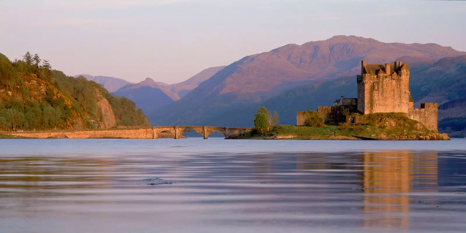 Loch Duich sahillərində Eilean Donan qalası.