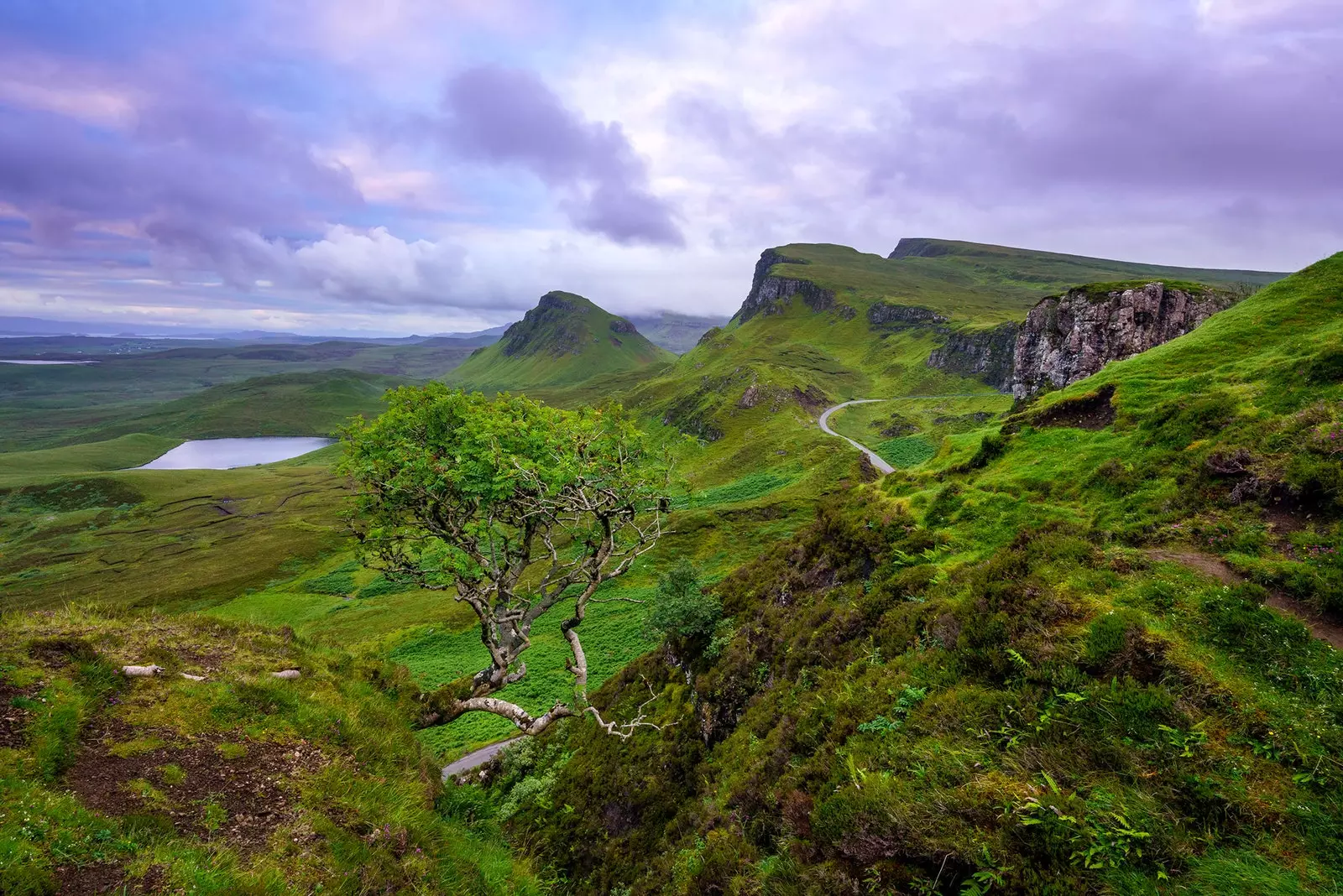 Utsikten över det gröna landskapet i Quiraing.