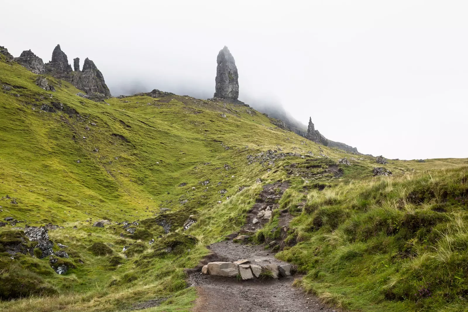 Storr didžioji uolos viršūnė, matoma už mylių.