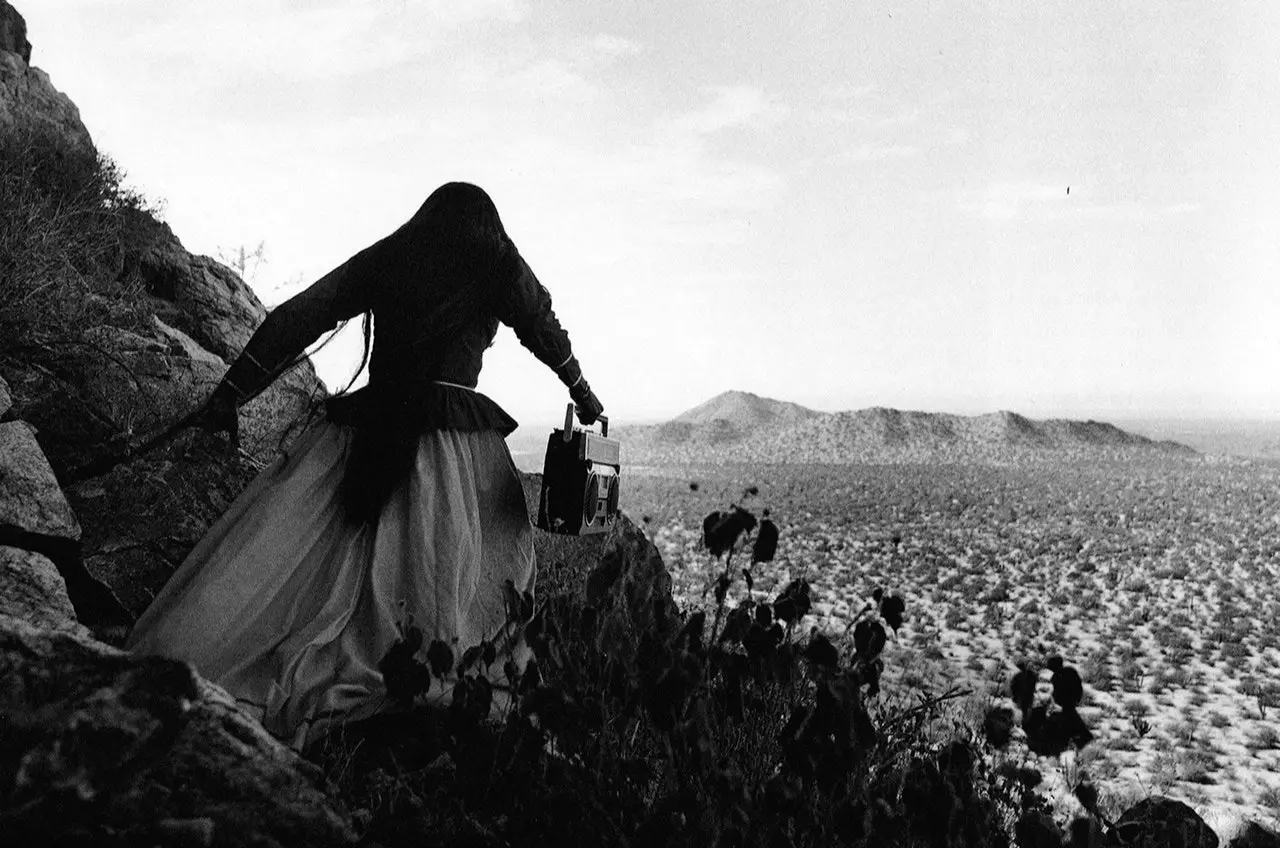 'Woman Angel' mynd af mexíkóska ljósmyndaranum Graciela Iturbide sem er hluti af sýningunni 'Live Dangerously'.