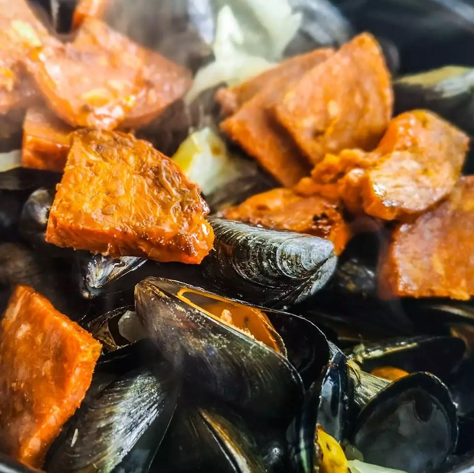 Les moules au chorizo ад Chez Françoise