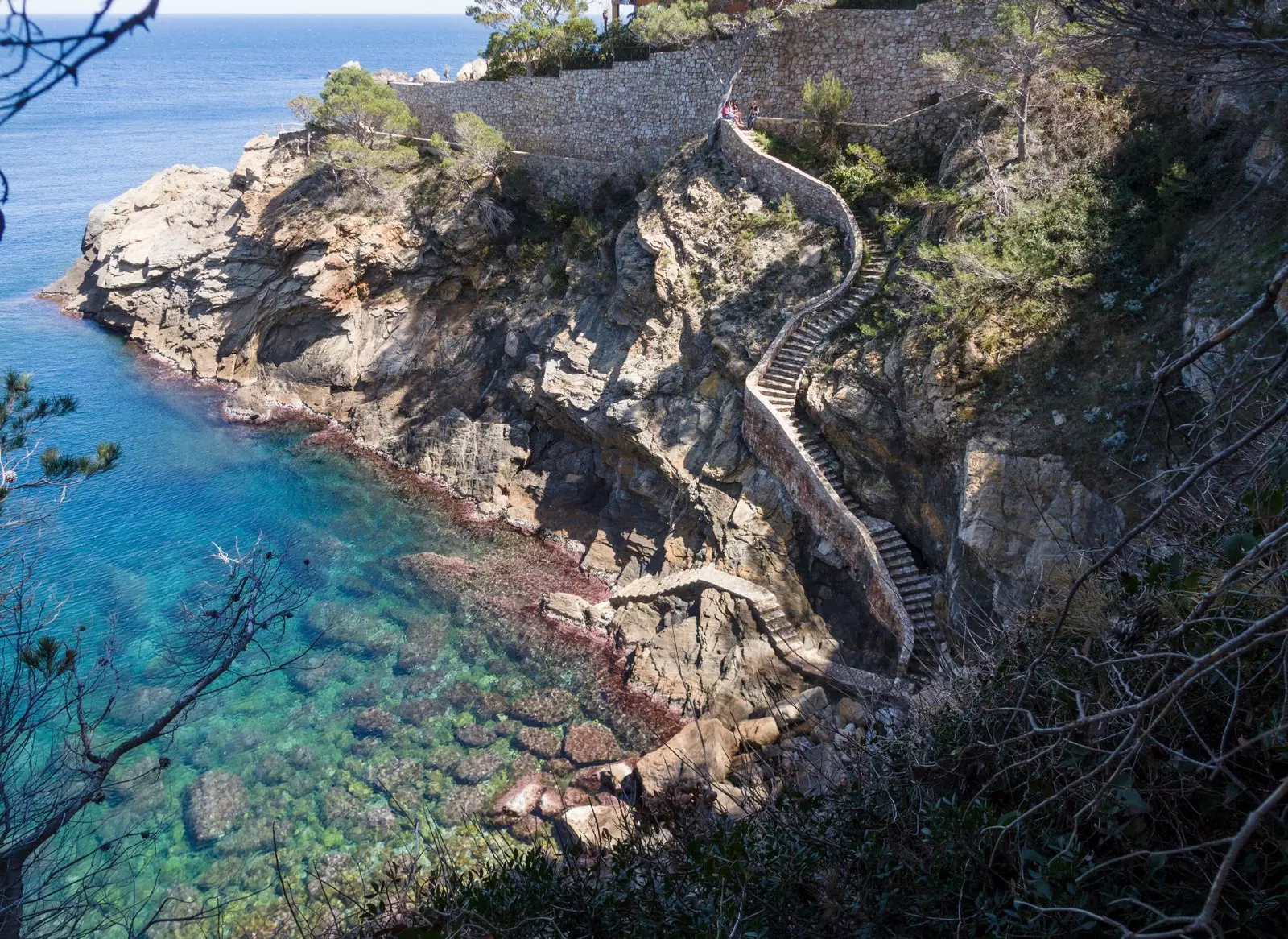 Μόνο ένα χιλιόμετρο χωρίζει τους όρμους Sa Tuna και Aiguafreda.