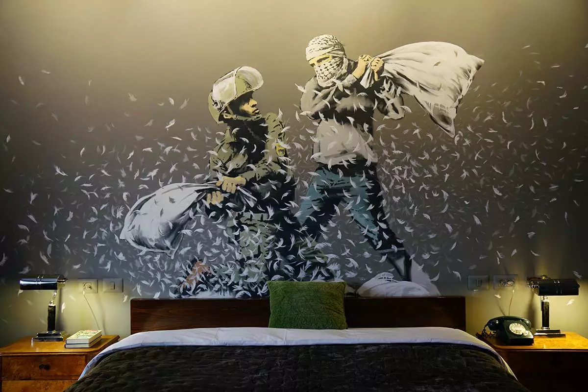 Banksy mécht en Hotel zu Bethlehem op mat Vue op d'Mauer tëscht Israel an der Westbank