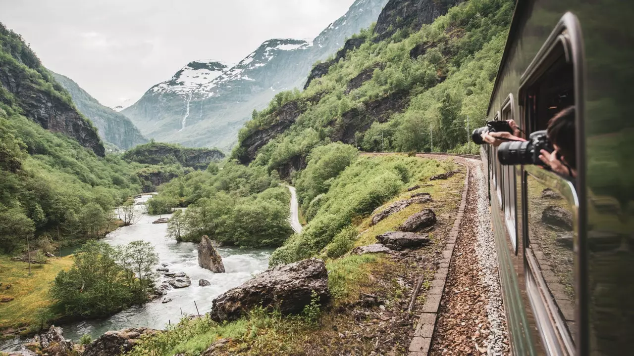 フラムスバナ: 電車で 50 分、ノルウェーの生活を体験できます