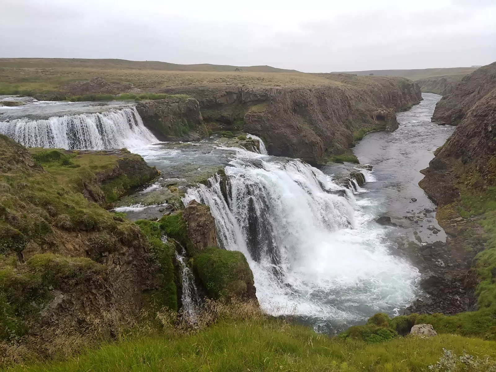 Reykjafoss şelalesi.