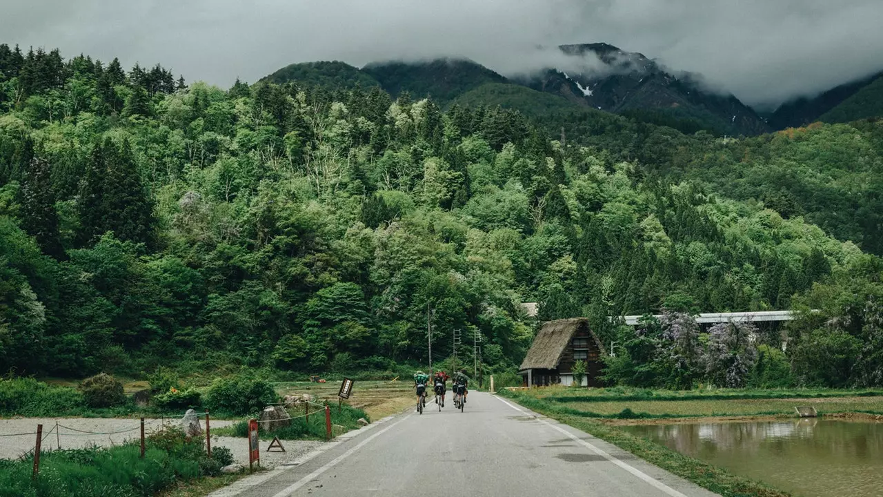 Kwa baiskeli nchini Japani: kuvuka Alps ya Japani