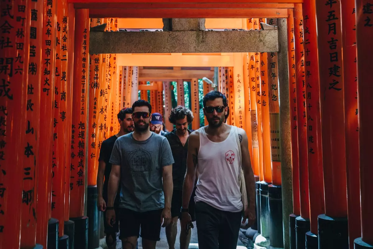 The torii vermilion lituð hlið Kyoto