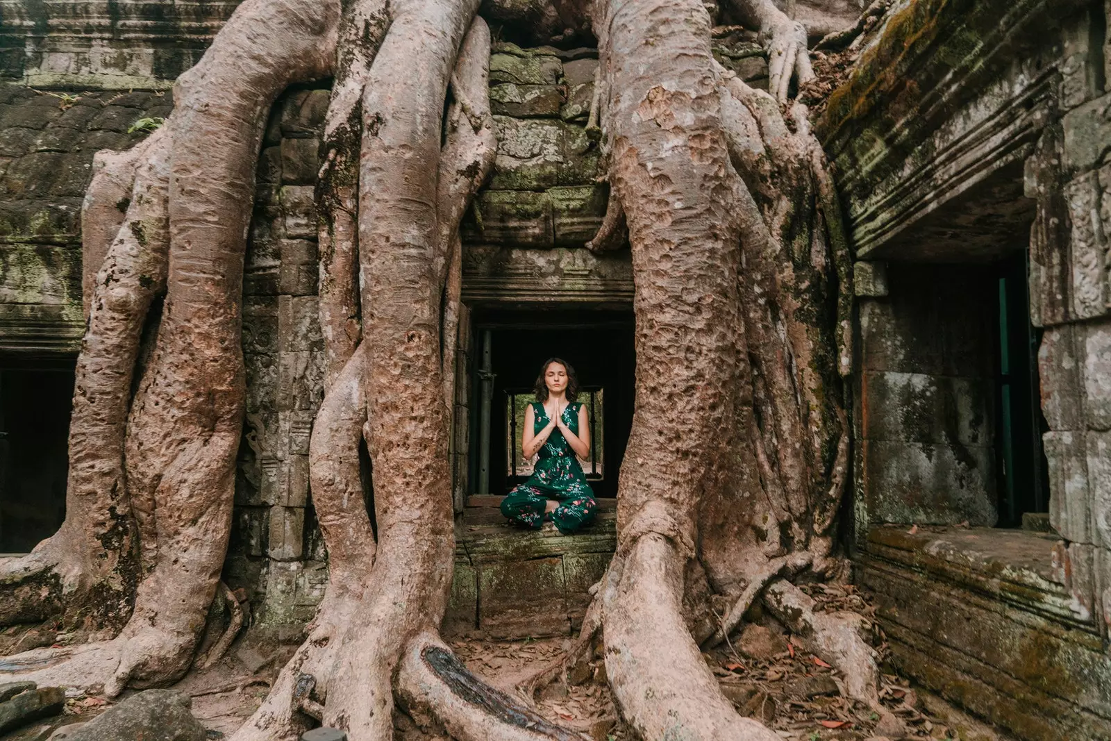 Dona als temples d'Angkor