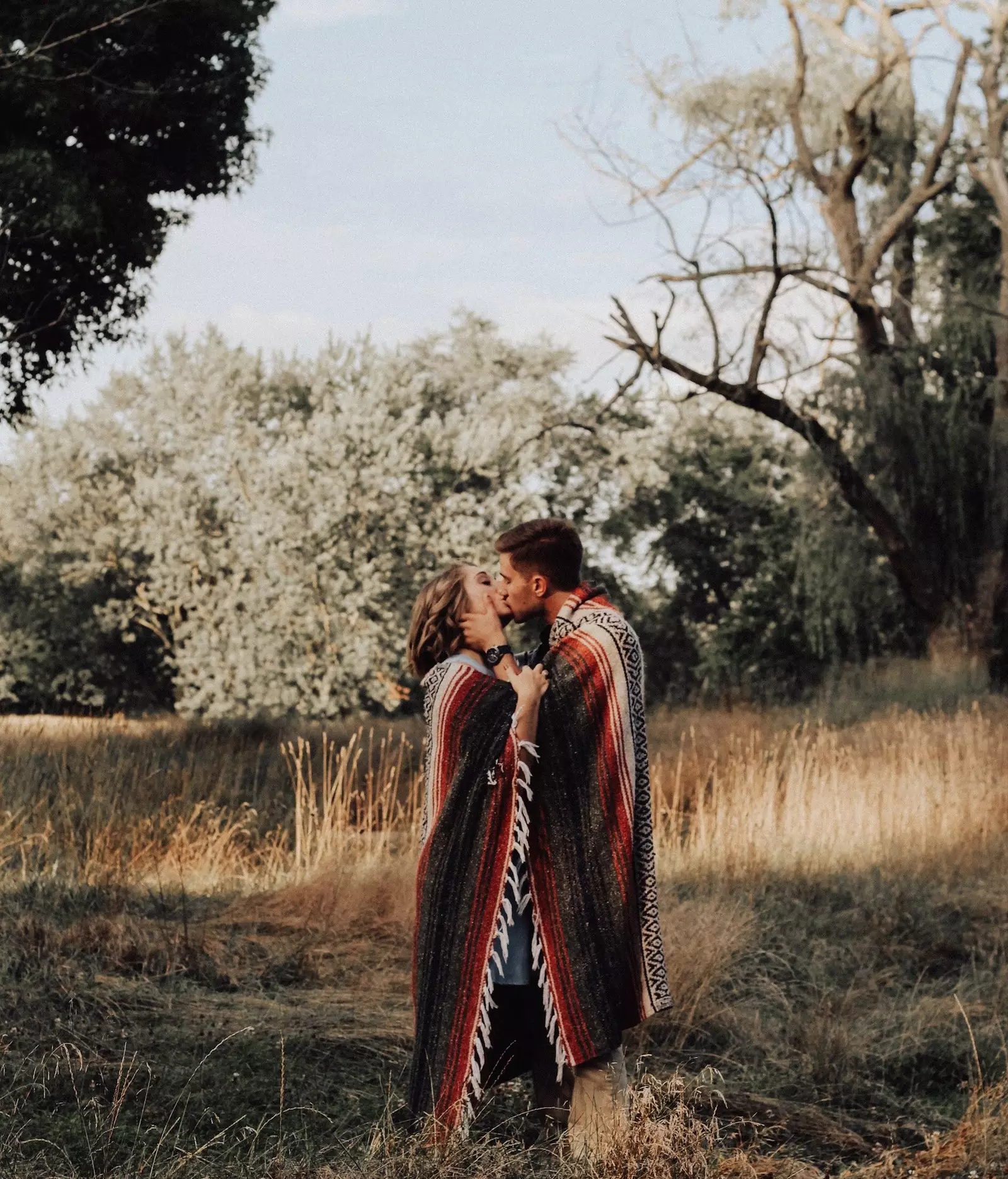 Casal se beijando no campo