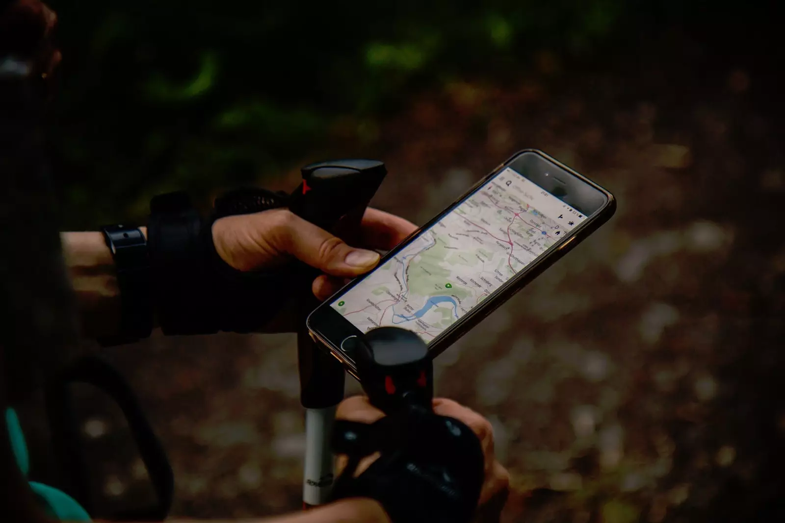 Voyageur utilisant son mobile lors d'une promenade