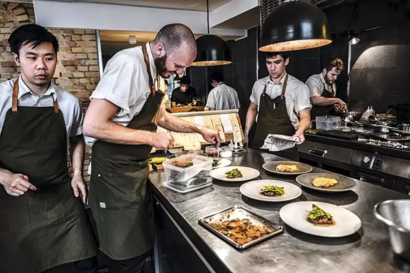 I köket på restaurang Relae