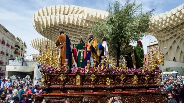 Decalogue to immerse yourself in Seville (and at Easter)