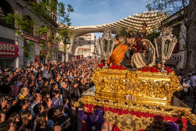 A festa se espalha como um magma pela cidade de manhã à noite.