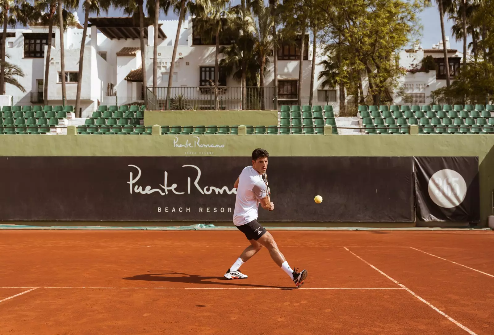 Club de tennis de la station balnéaire de Puente Romano