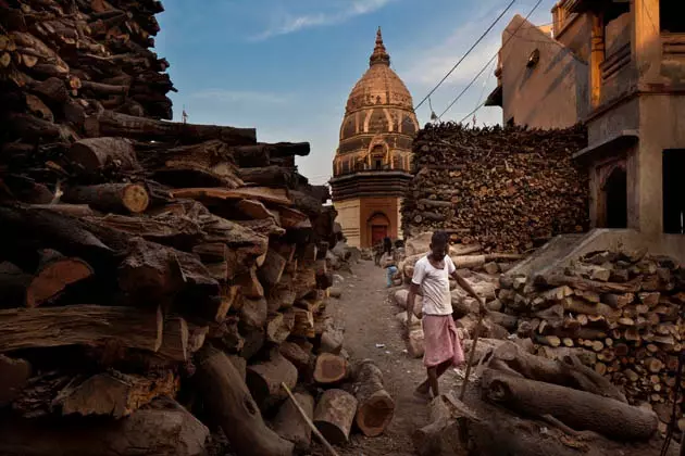 Ułożone drewno w Varanasi