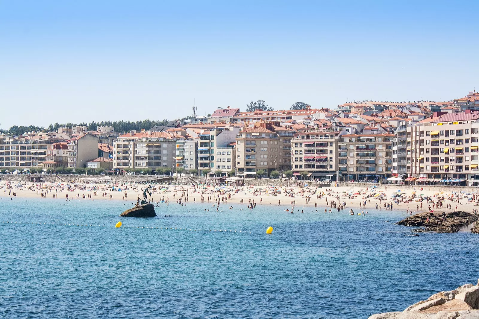 D'Silgar urban Plage zu Sanxenxo gouf mat engem bloe Fändel ausgezeechent.