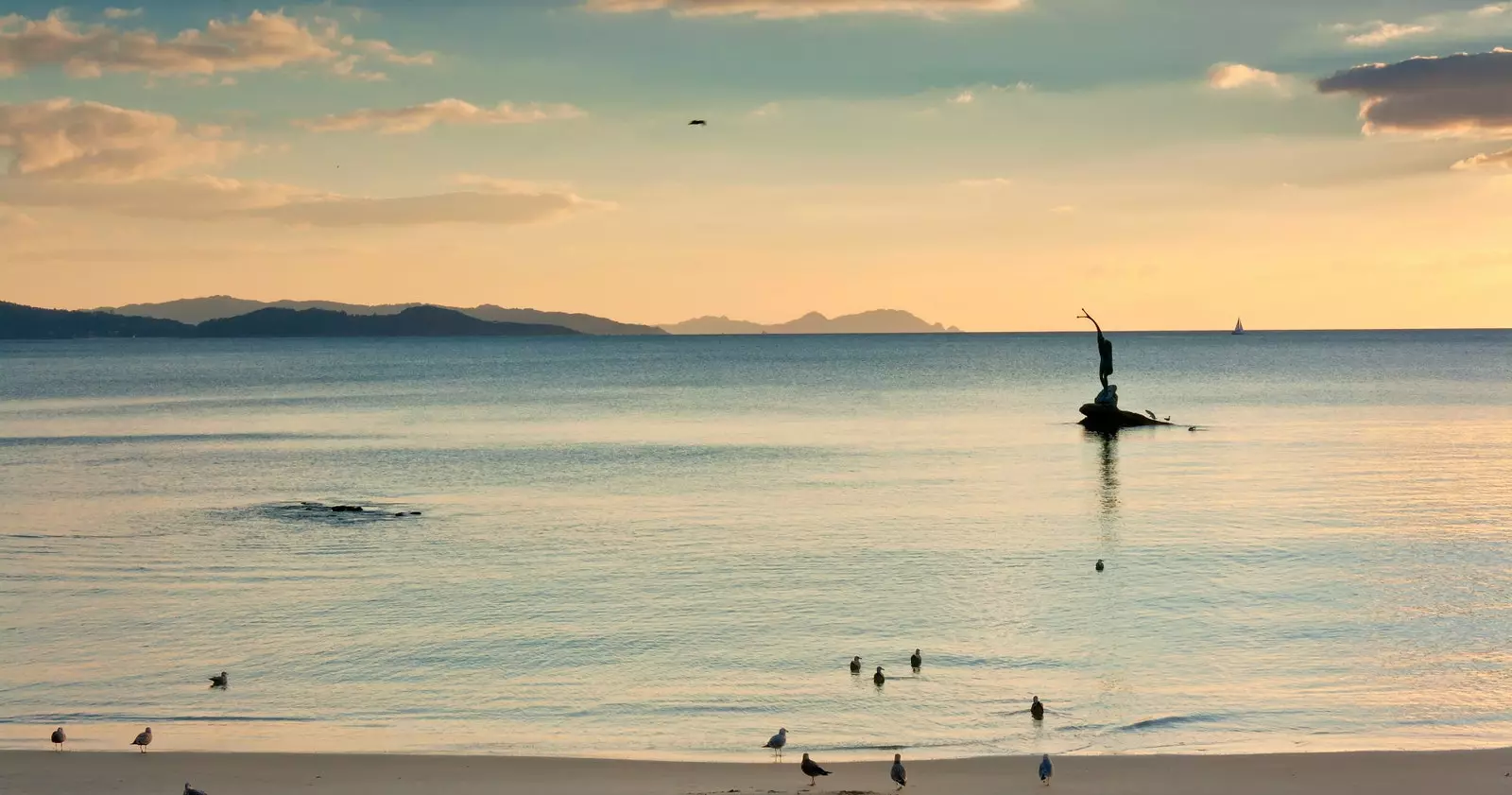 La Madama, a sculpture by Alfonso Vilar Lamelas, has become a symbol of Sanxenxo.