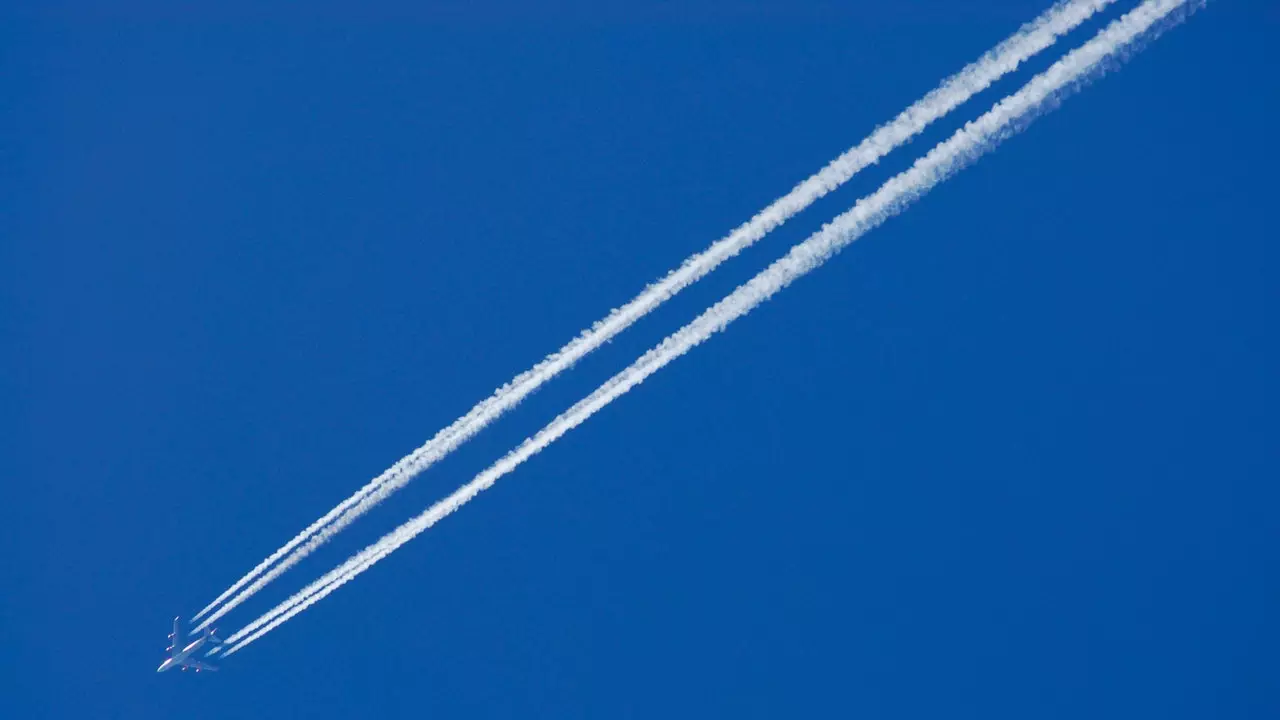 "Chemtrails": vai lidmašīnas mūs nopietni fumigē?