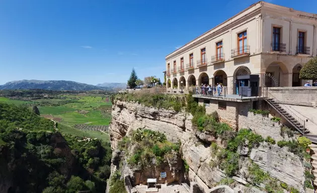 Pokój w Parador de Ronda kosztuje od 2 do 4 euro więcej... ale warto!