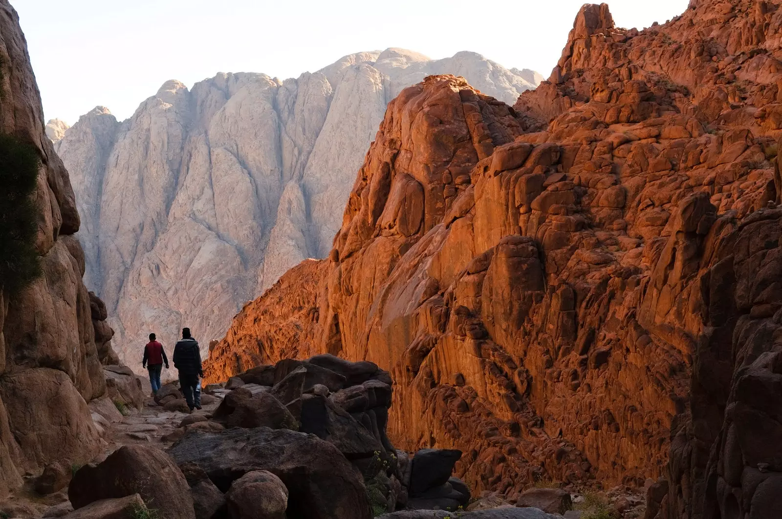 Peisaje accidentate de-a lungul traseului Sinai