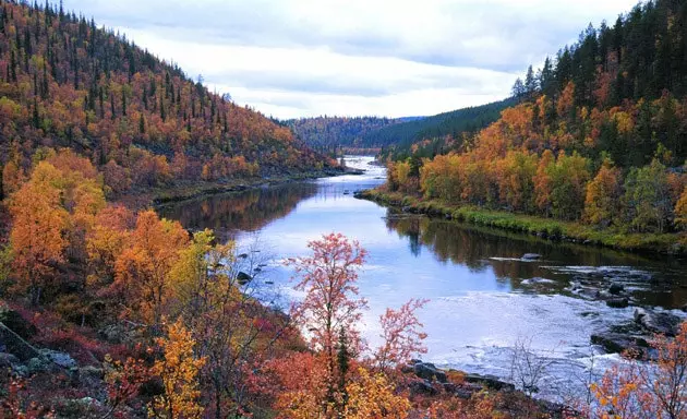 Vue op de Lemmenjoki River vum Kakslauttanen Resort