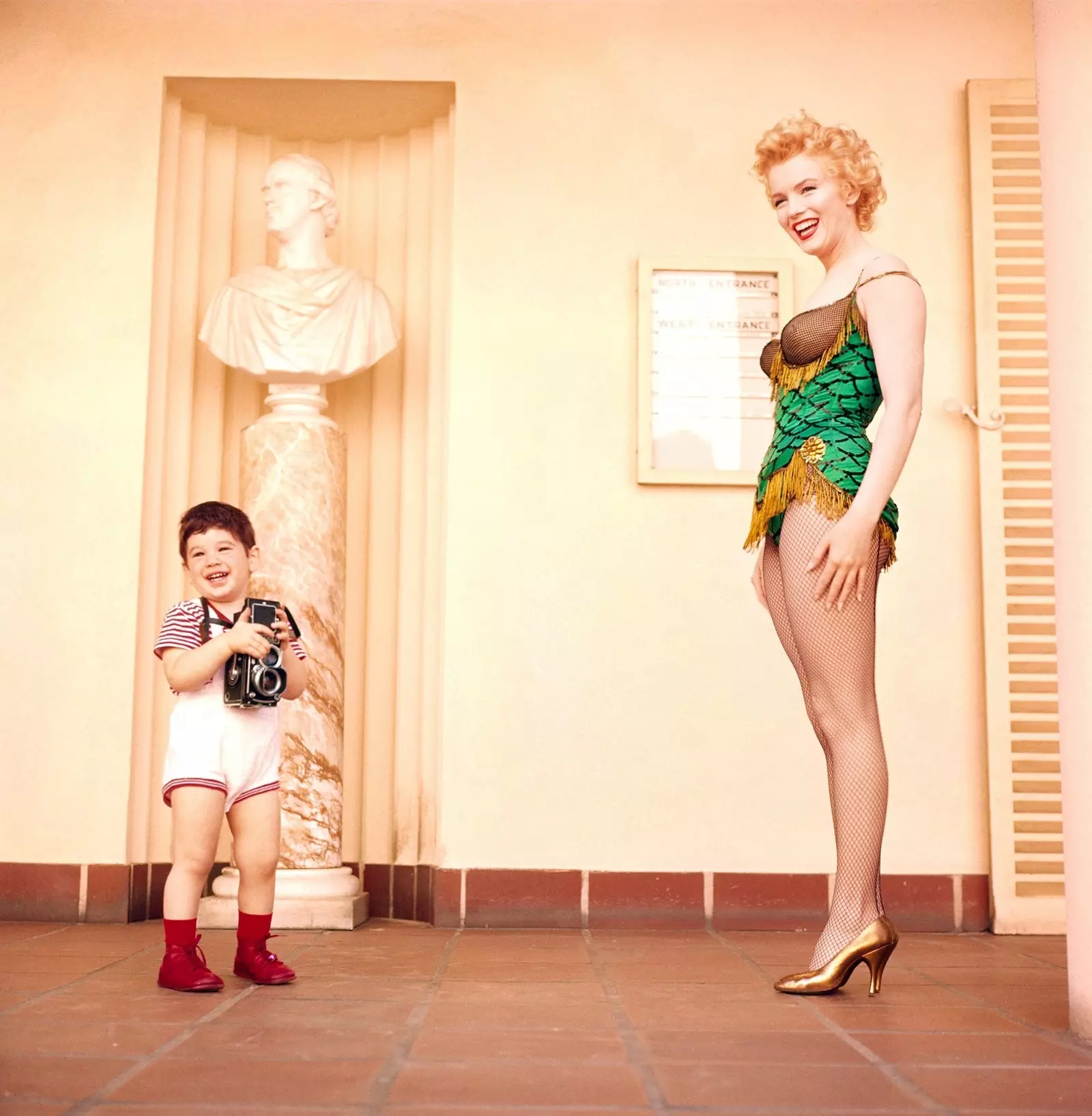 Marilyn med Joshua Greene, søn af Milton H. Greene i maj 1956.