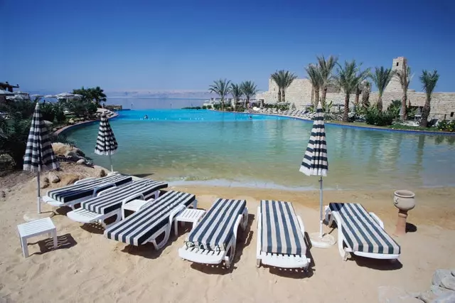 Bãi biển riêng ở Biển Chết ở Mövenpick Dead Sea.