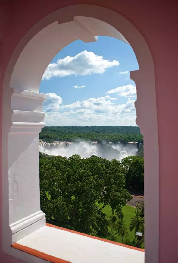 Blick auf die Iguazú-Wasserfälle vom Hotel Das Cataratas.