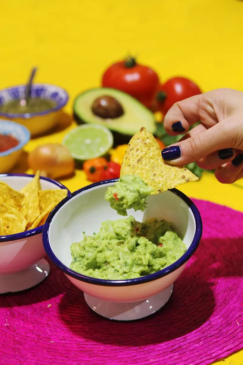 Chipsuri de tortilla cu guacamole