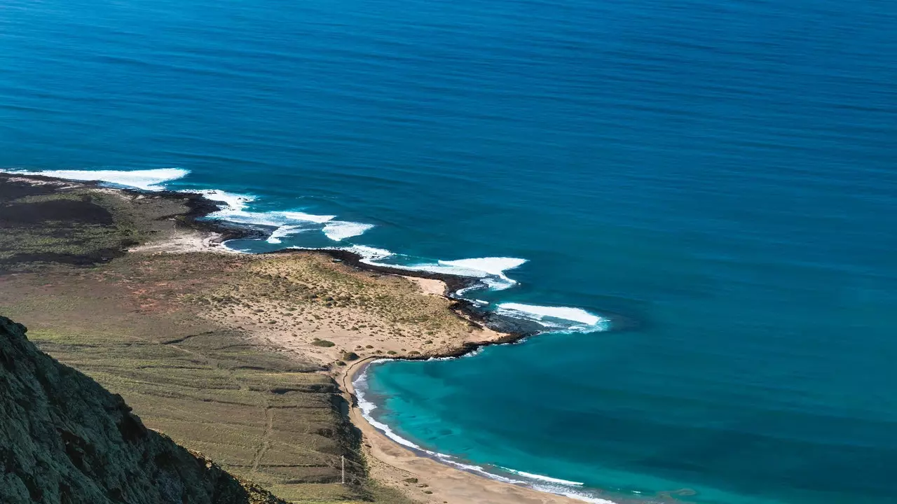 Het paradijs verschijnt waar je het het minst verwacht: Playa del Risco op Lanzarote