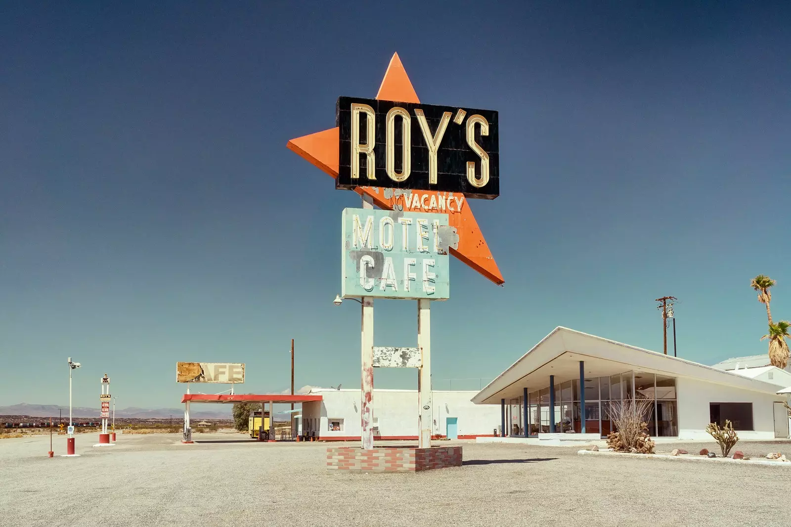 Το Roy's βρίσκεται στη μικρή πόλη San Bernardino, όπου η Route 66 συναντά την έρημο Mojave...