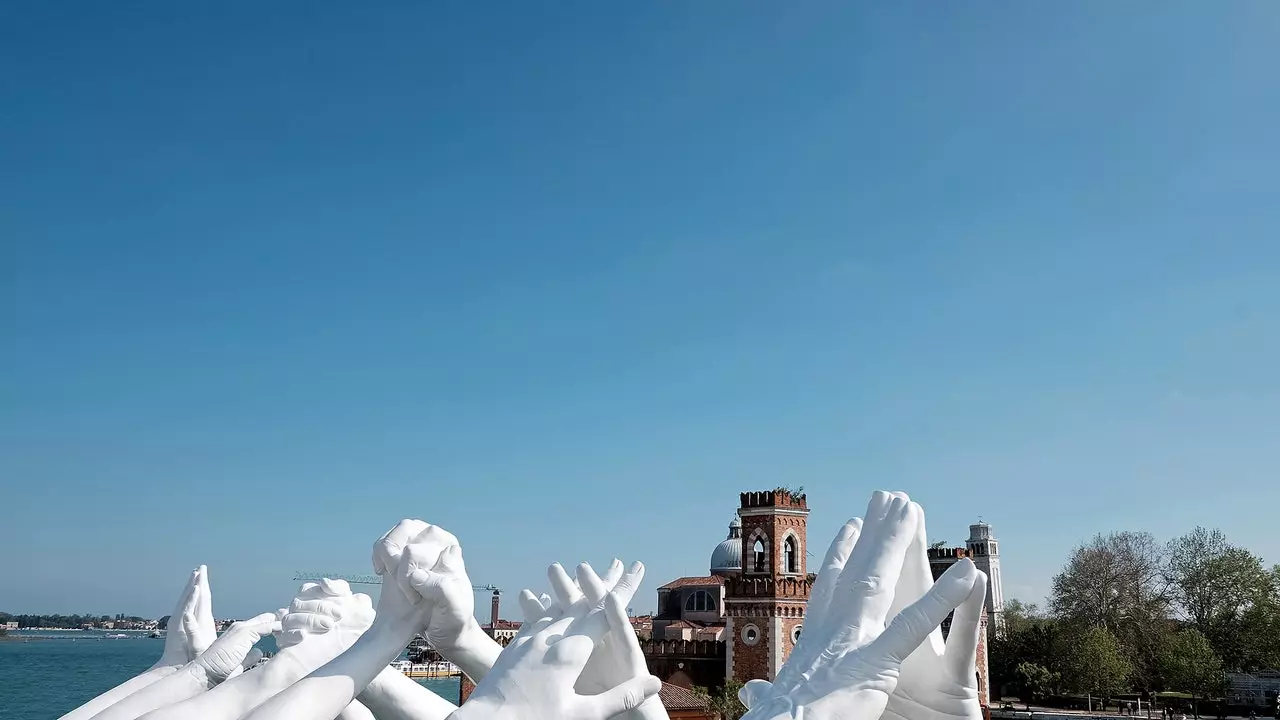 Grote armen komen samen om een brug te vormen in Venetië