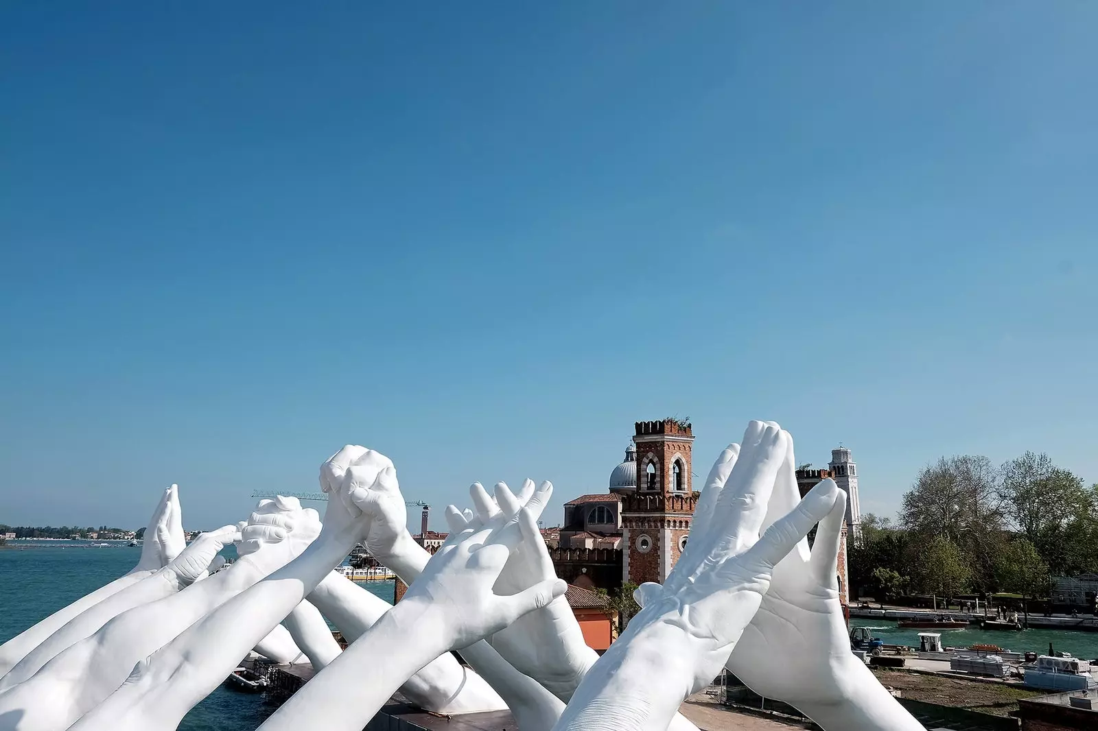 Building Bridges das großartige Werk von Lorenzo Quinn auf den Kanälen von Venedig