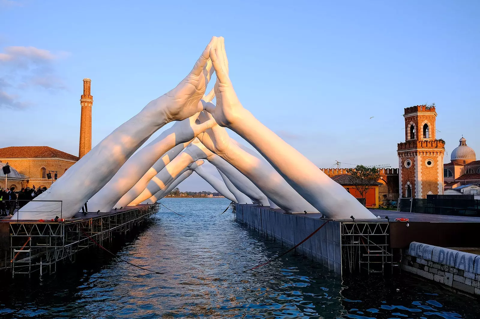 Vollständige Ansicht der Building Bridges-Arbeit