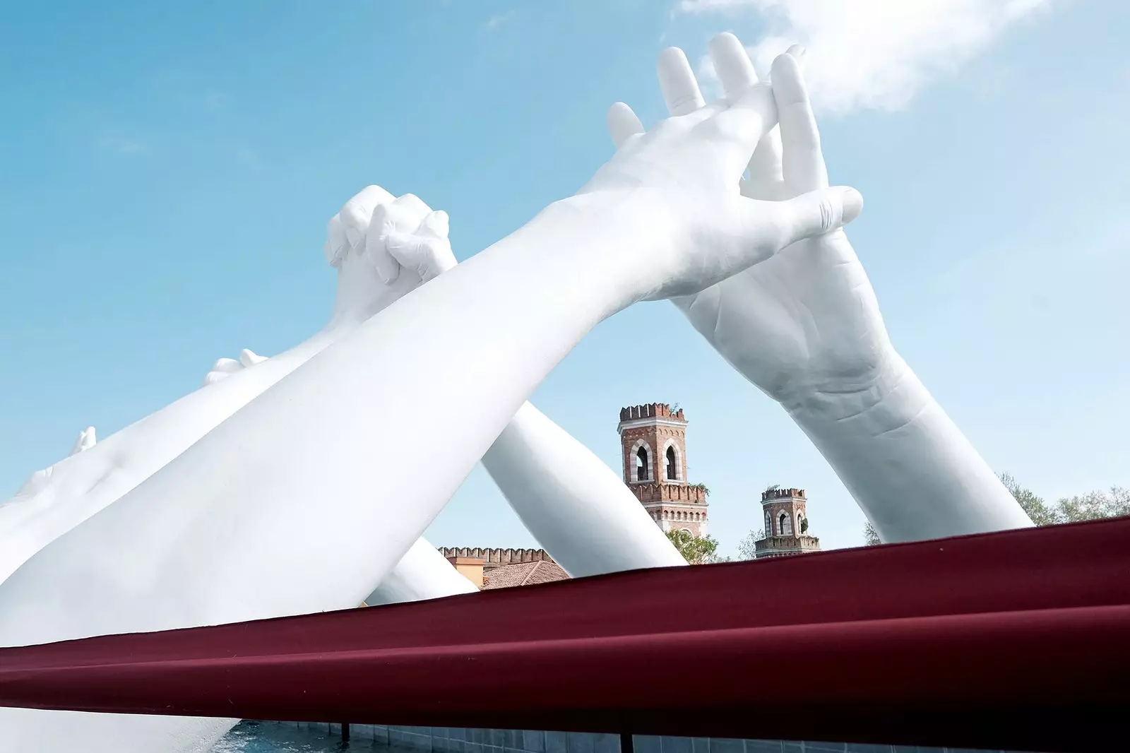 Building Bridges le grand travail de Lorenzo Quinn sur les canaux de Venise