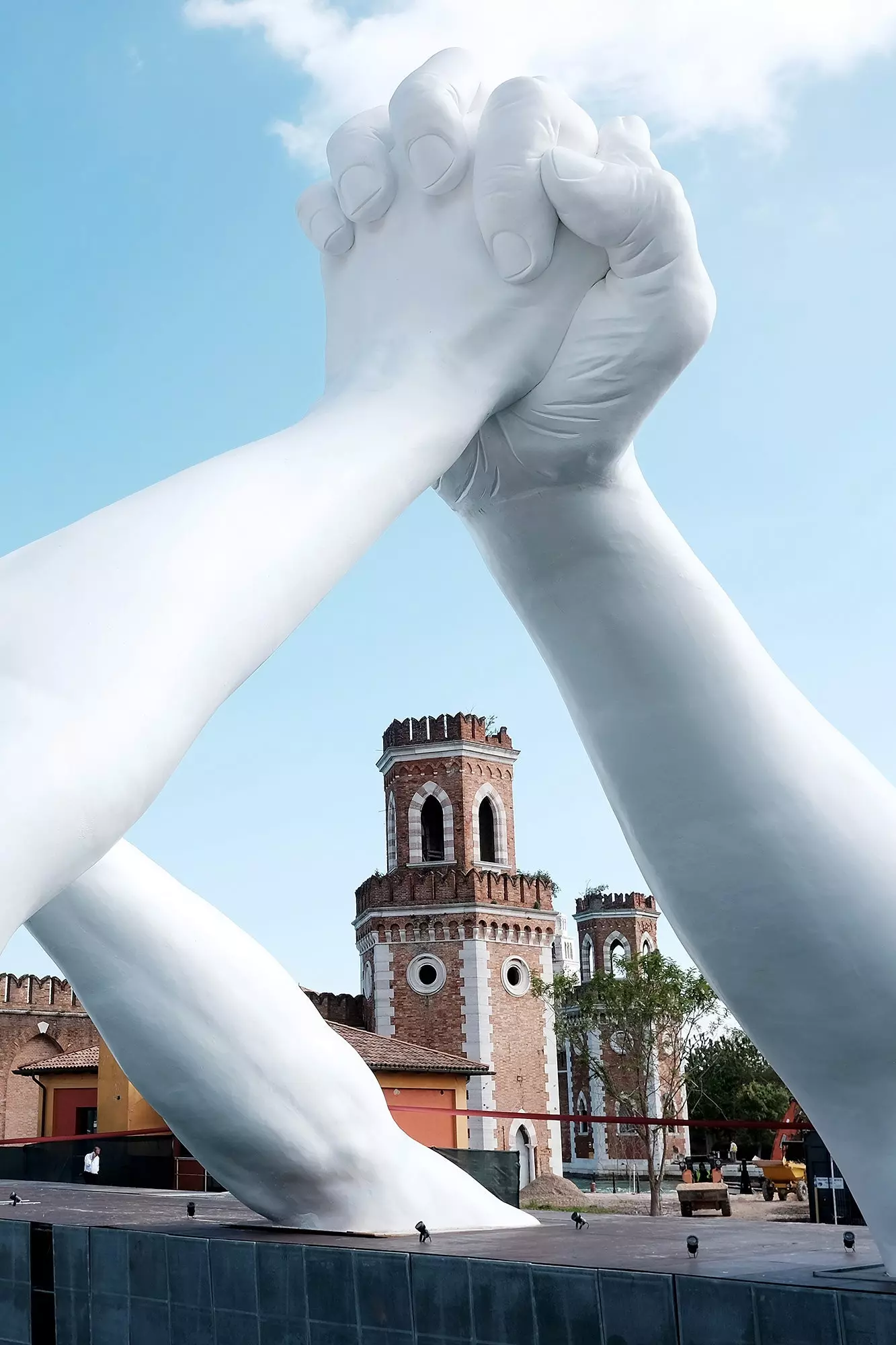 Building Bridges le grand travail de Lorenzo Quinn sur les canaux de Venise