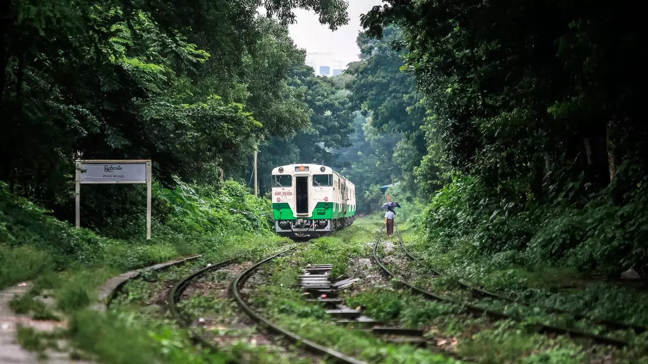 Der kreisförmige Zug von Yangon, Myanmar an die Oberfläche