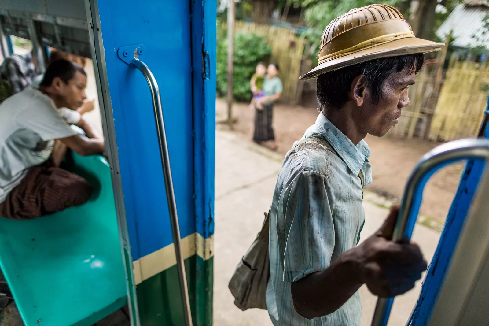 Un passager du train circulaire de Yangon