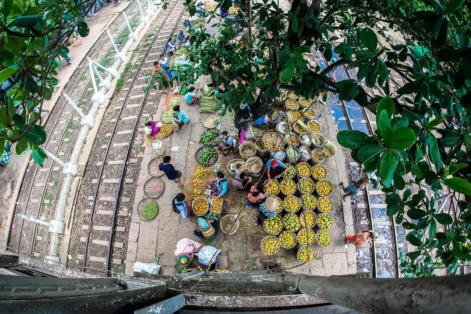 La vie dans l'une des gares traversées par le train circulaire de Yangon