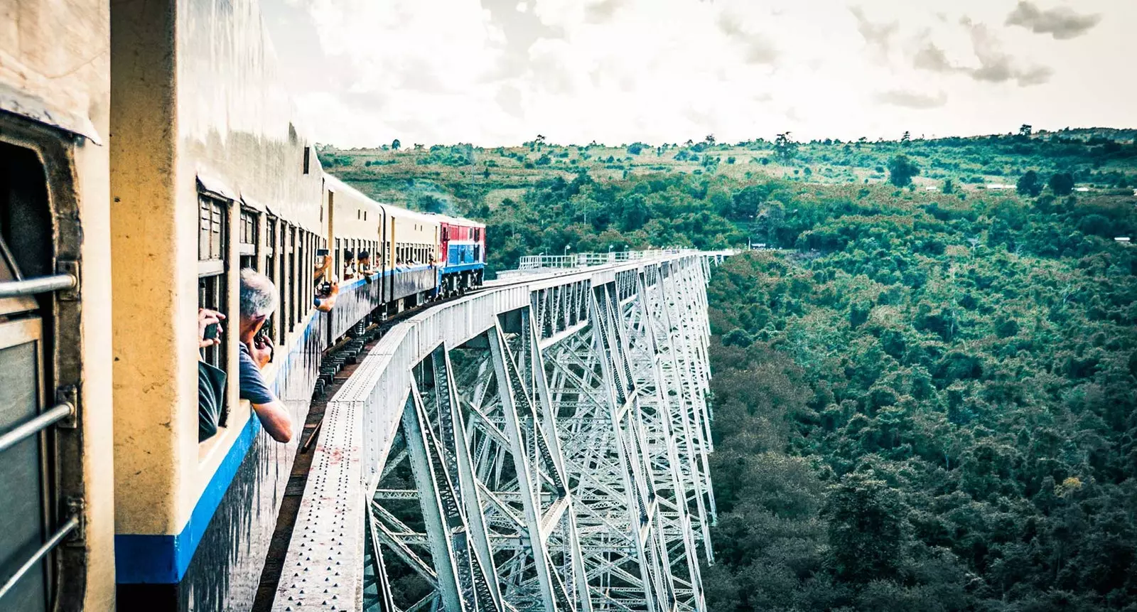 Jembatan Gokteik dengan kereta api harus melihat keindahan di Myanmar