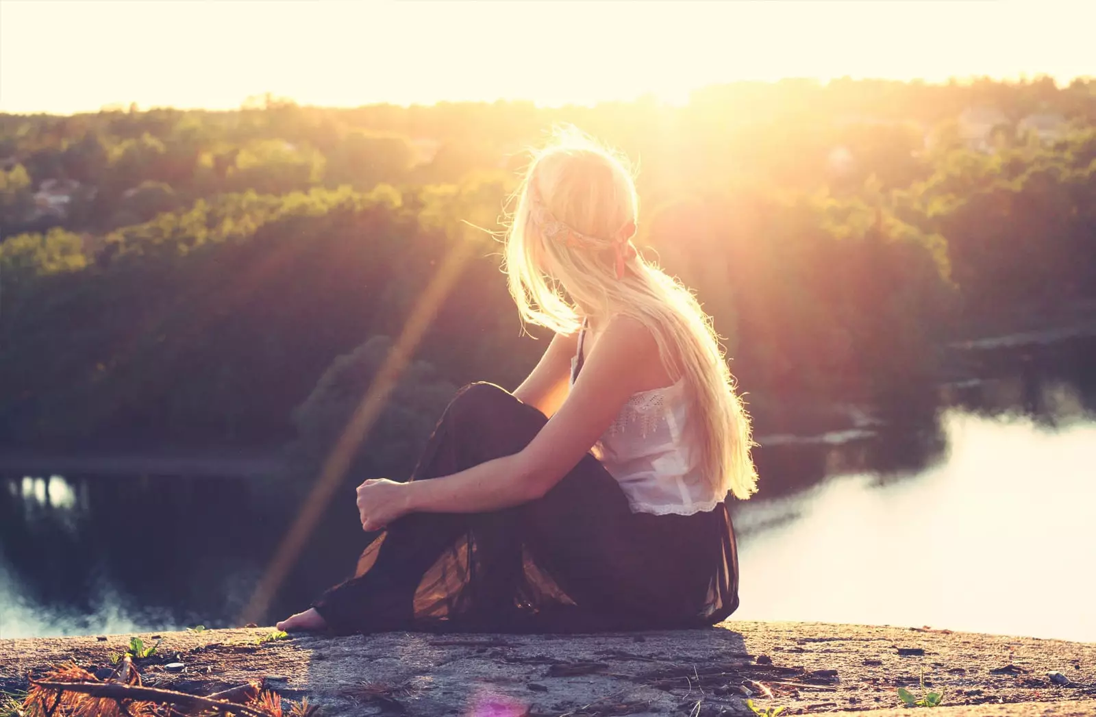 ragazza che guarda il tramonto