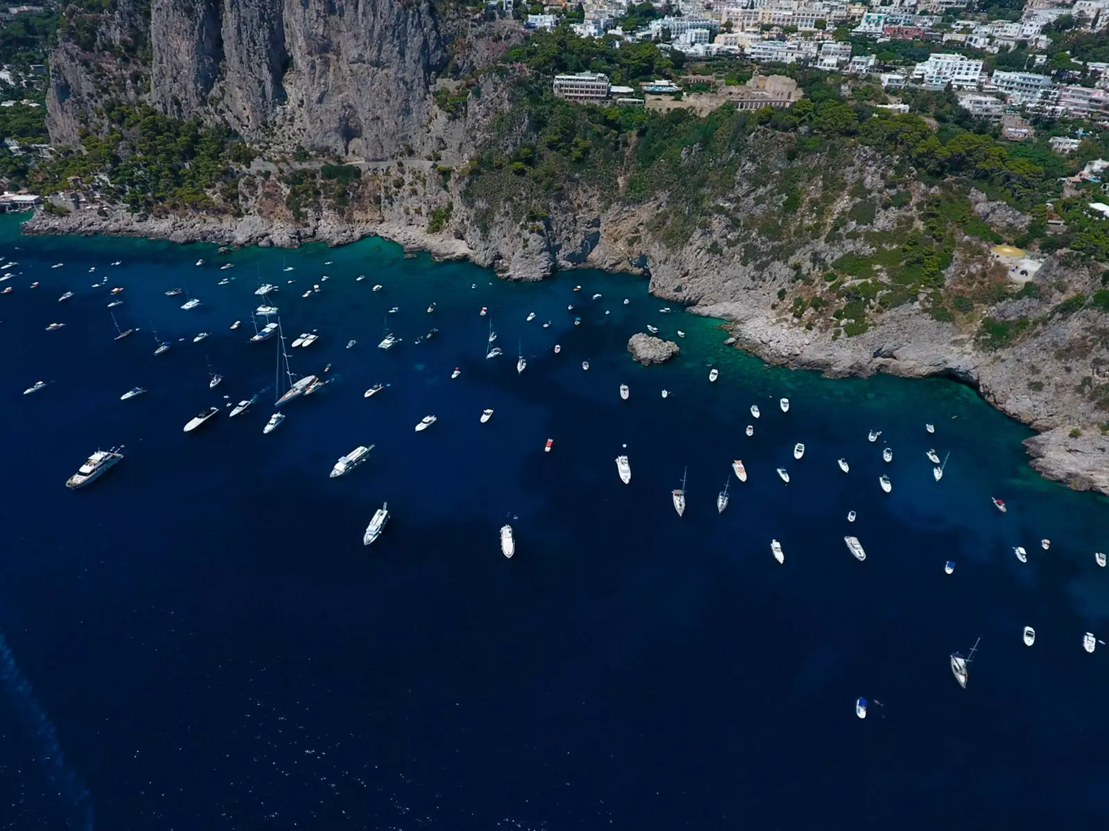 Laissez-vous porter par le vent vers les îles Pontines Ischia et Capri