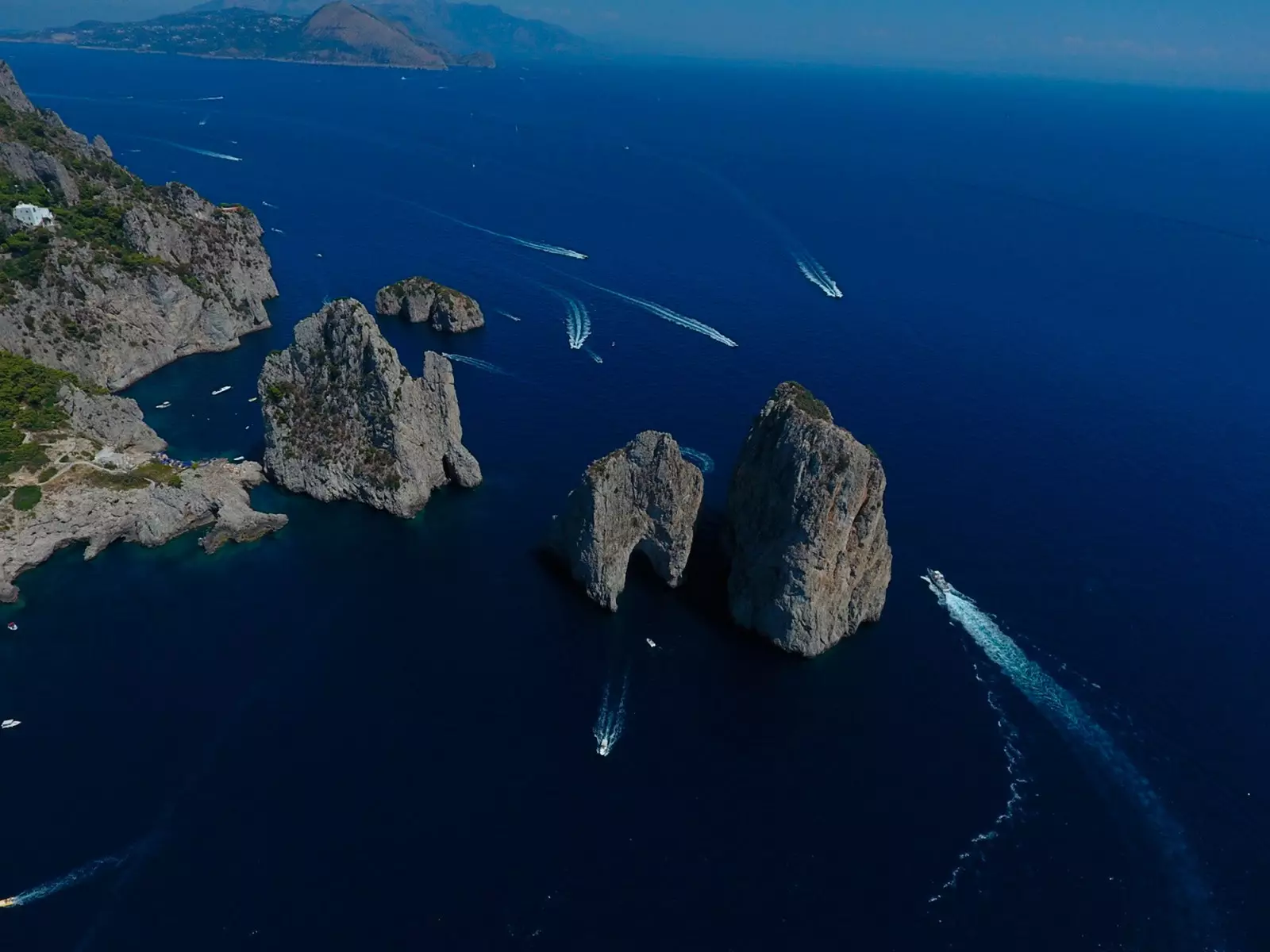 Capri l'illa clebre a tot el món pels seus Farallons i la Gruta Blava