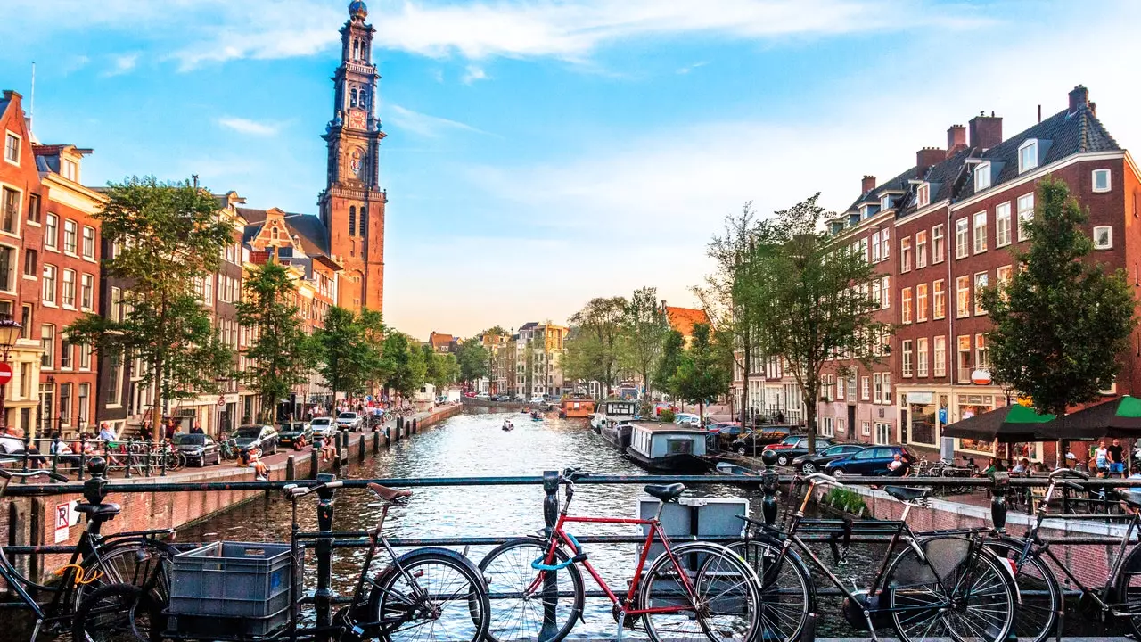 48 giờ ở Amsterdam (ngoài các cửa hàng cà phê và Khu Đèn Đỏ)