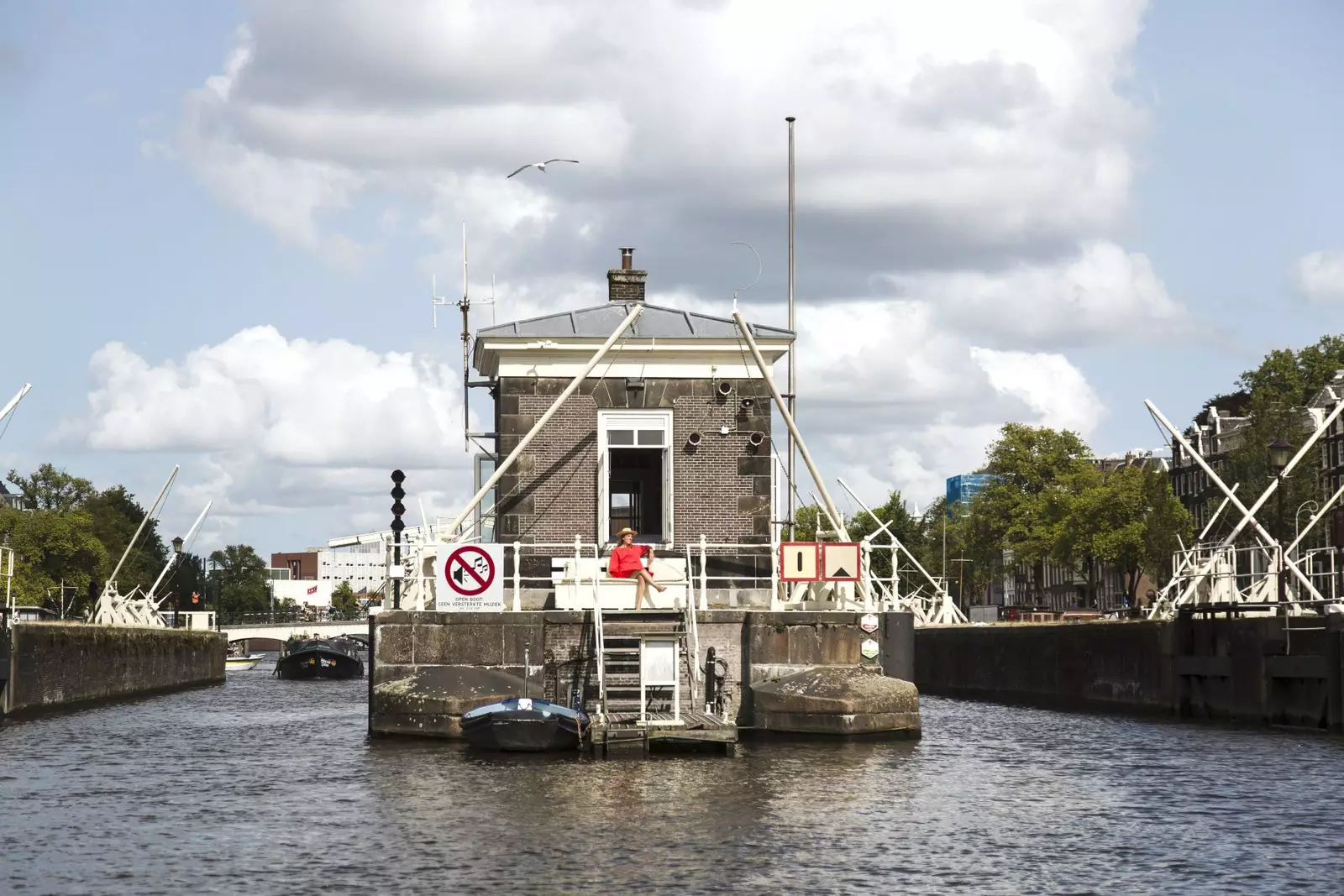 Prespite v 'bridge house' v Amsterdamu.