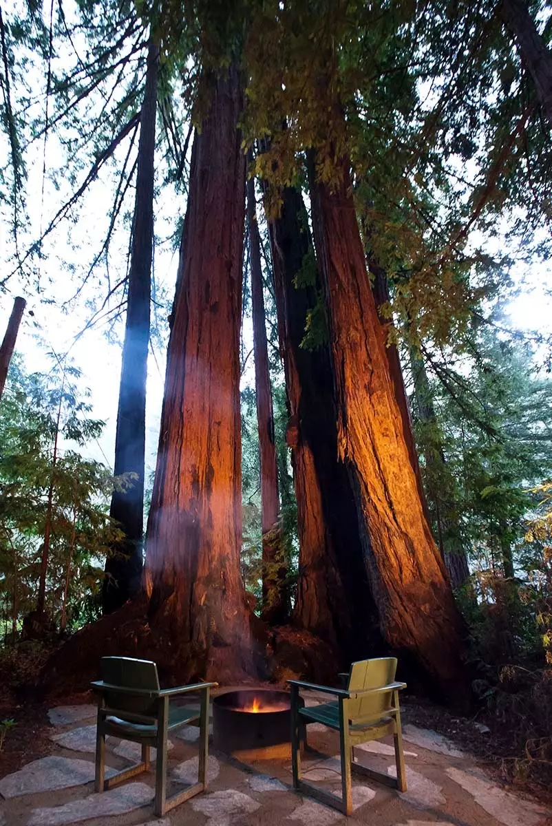 ildsted med stoler på Glen Oaks Big Sur