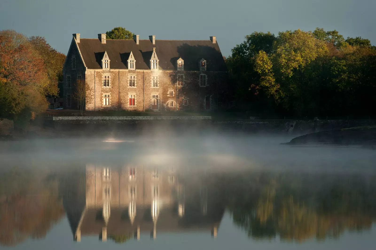 If, like me, you are able to see the Crystal Castle on the lake, you should not miss a visit to the Château de Comper.