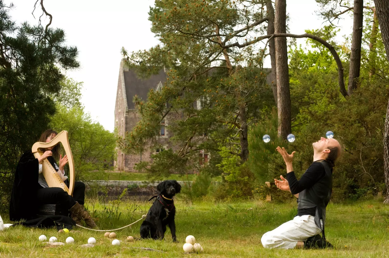 Storytellers troubadours entertainment activities... await you at the Château de Comper in French Brittany.