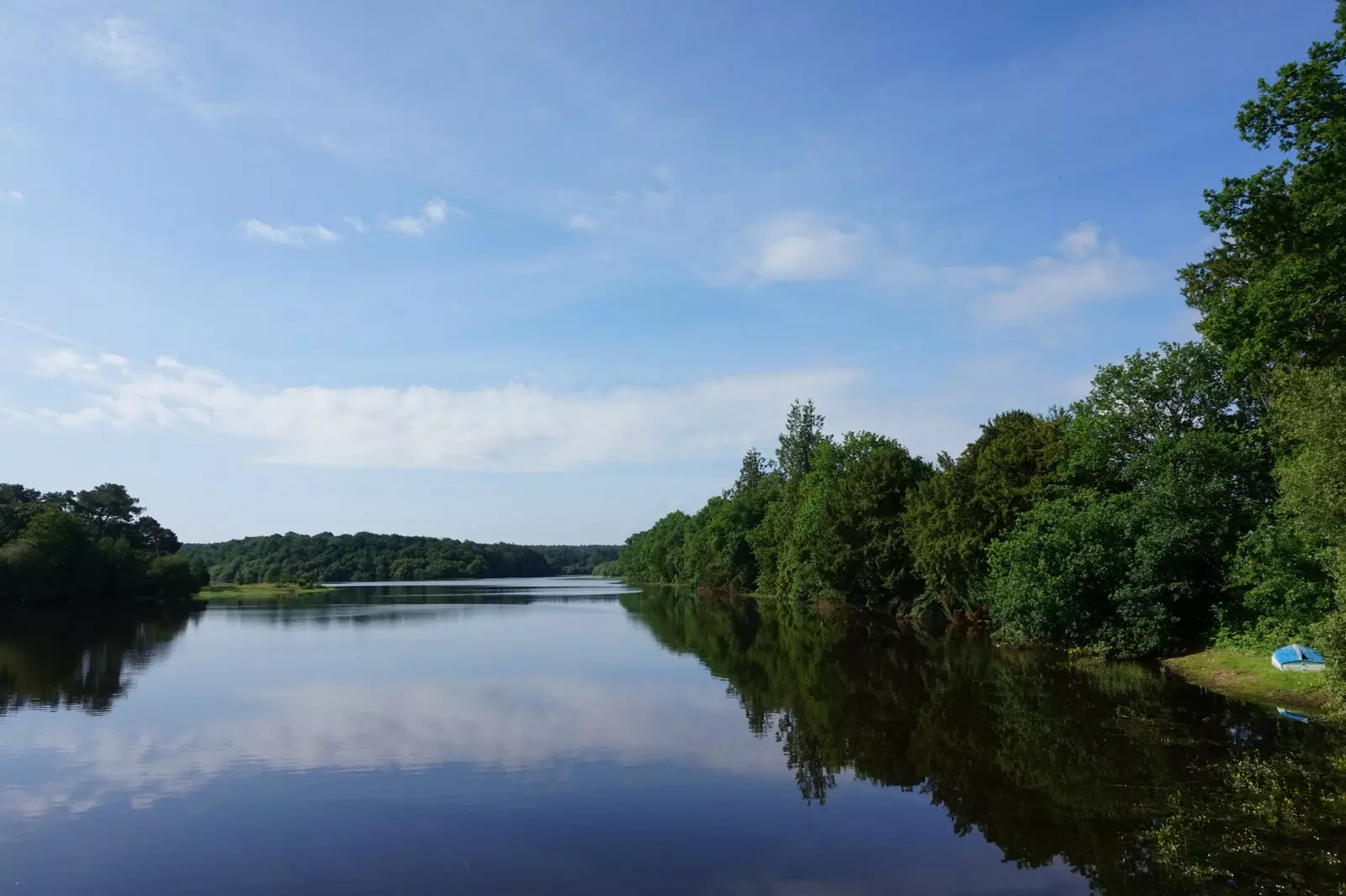 No lago da floresta Brocliande, Merlin construiu um Castelo de Cristal para Viviana.